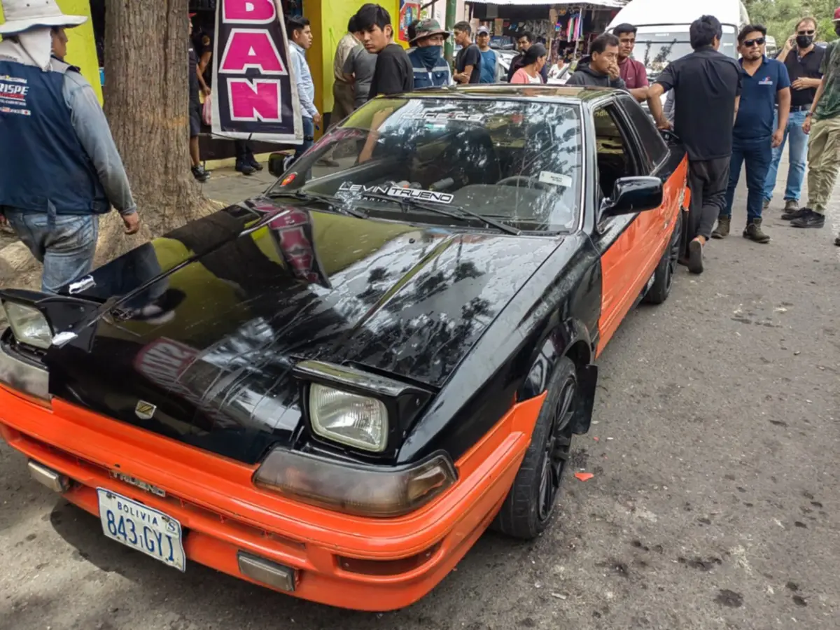 "Por usar el celular": Conductor de trufi arrastró a tres personas y ocasionó una colisión múltiple